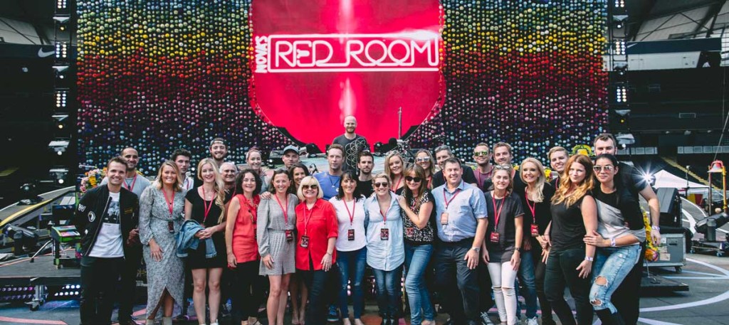 Coldplay is joined by the winners of Nova Red Room 2016